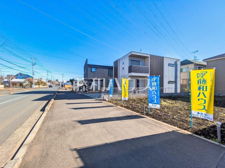 接道状況および現場風景　【日野市東平山２丁目】
前面道路は約16mと広いですが、しっかりと歩道がありますので歩行者も安心して通れます。／撮影日2025/01/13