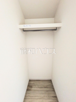1号棟　収納　【八王子市大楽寺町】
枕棚とハンガーパイプで効率良く、たくさん収納できるクローゼット！お部屋をきれいに保てそうですね。　／撮影日2025/04/18