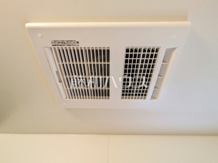 1号棟　浴室換気乾燥機　【八王子市大楽寺町】　換気機能によってバスルーム内のカビの発生を抑制できます。夜間や雨天時の洗濯物の乾燥に便利な乾燥機能も装備。／撮影日2025/04/18