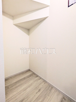 1号棟　リネン庫　【八王子市大楽寺町】
洗面室にはバスタオルや洗面具などをきれいに整理できる便利なリネン庫を設置しました。　／撮影日2025/04/18