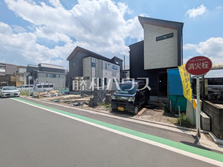 ≪接道状況≫足場が外れて実際の外観が見えてきました。完成までもう少しです。【府中市白糸台１丁目】／撮影日2025/06/27