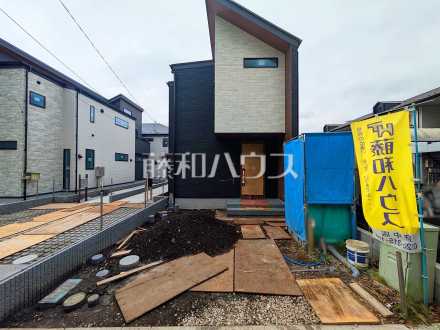 ≪1号棟　外観≫順調に工事が進んでいます。実際の街並みの様子が段々見えて参りました。ぜひ実際に現地をご見学下さいませ。【府中市白糸台１丁目】／撮影日2025/07/11