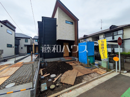 ≪1号棟　外観≫お洒落で雰囲気のある佇まいに自然のやさしい潤いを纏ったこの家は、街に新たな表情を見せてくれることでしょう。【府中市白糸台１丁目】／撮影日2025/07/11