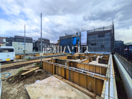≪1号棟　外観≫まだまだ建築中ですが、ぜひ現地をご覧になりませんか？基礎・上棟の状態は建築中にしかご覧になれません！ 【府中市白糸台１丁目】／撮影日2025/04/04