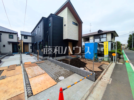 ≪1号棟　外観≫ 2階にリビングを設置することで道路や外からの視線が届きにくい、プライバシー性の高いリビングでゆっくりと寛ぐことができます。 【府中市白糸台１丁目】／撮影日2025/07/11