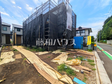 ≪1号棟　外観≫ 2階にリビングを設置することで道路や外からの視線が届きにくい、プライバシー性の高いリビングでゆっくりと寛ぐことができます。 【府中市白糸台１丁目】／撮影日2025/06/06