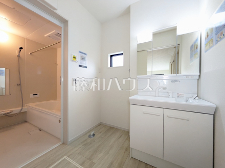 洗面室　【立川市一番町２丁目】三面鏡付きの洗面台。鏡の裏にも収納があり、歯ブラシや化粧品等もすっきり収納できます。　／撮影日2025/04/15