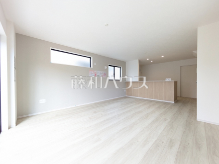 リビング　【立川市一番町２丁目】対面キッチンを採用したリビングは明るく開放感を主として設計しました。一日の中で一番長く家族が集まる場所だから機能性と利便性を重視しました。　／撮影日2025/04/15