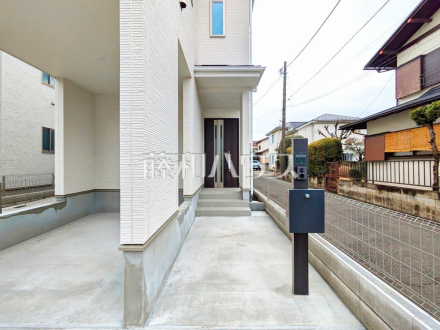1号棟　玄関　【東久留米市前沢４丁目】 見学はしたいけど、なかなか時間が取れない・・・そんな方に出勤前や仕事終わりにマイホームを見学できるサポートをいたします。 ／撮影日2025/03/04