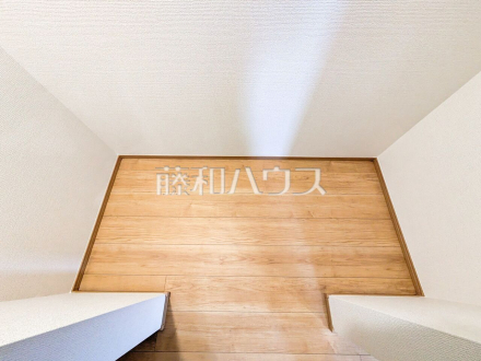 1号棟　 キッチンに隣接して備え付けのパントリーは便利な収納スペースです。食品のストック・飲料水・災害用の備蓄品まで収納できます。 【東久留米市前沢４丁目】／撮影日2025/03/04