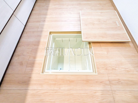 1号棟　 キッチンの床下収納は、パントリー代わりのストック場所としても活用できます！ 　【東久留米市前沢４丁目】／撮影日2025/03/04