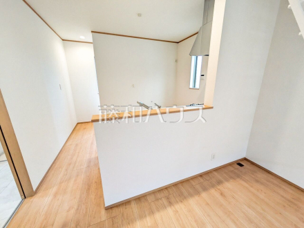 2号棟　 対面式のカウンターキッチンは、いつでもご家族を感じられる空間作りの重要ポイントになりそうです。 【東久留米市前沢４丁目】／撮影日2025/03/04