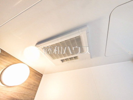浴室乾燥機(浴室内上部)　 雨の日の強い味方！浴室換気乾燥機付きユニットバスで洗濯物が乾かせます。 
／撮影日2025/03/04