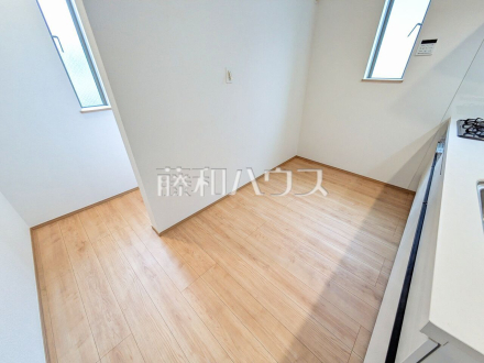 2号棟　 夫婦そろってキッチンに立っても調理がしやすい余裕の広さ 　【東久留米市前沢４丁目】／撮影日2025/03/04