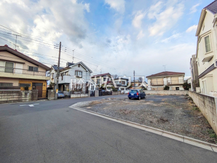 外観　【小平市鈴木町１丁目】前面道路と敷地に段差のない土地につき、段差で躓きがちな小さなお子様やお年寄りのいるご家庭も安心です。／撮影日2025/02/04