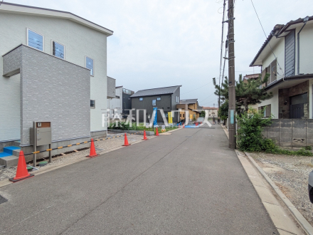 接道状況および現場風景　【小平市鈴木町１丁目】
お住まい探しは、家の良し悪しだけでなく周辺環境も重要なポイントです。ぜひ一度お客様の目でご覧ください。　／撮影日2025/07/07