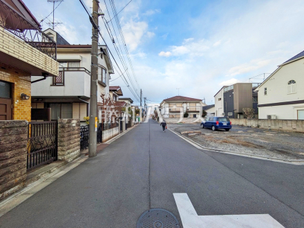 接道状況および現場風景　【小平市鈴木町１丁目】見学はしたいけど、なかなか時間が取れない・・・そんな方に出勤前や仕事終わりにマイホームを見学できるサポートをいたします。／撮影日2025/02/04