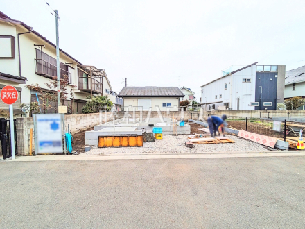 A号棟　外観　【小平市鈴木町１丁目】 戸建住宅が立ち並ぶ住宅地。静かな時間の流れ。ゆっくりと傾きを変えていく陽の光が清楚な家々を色鮮やかに演出してくれます。 ／撮影日2025/04/10