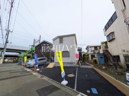 現場風景　【府中市是政６丁目】 見学はしたいけど、なかなか時間が取れない・・・そんな方に出勤前や仕事終わりにマイホームを見学できるサポートをいたします。 ／撮影日2025/04/11