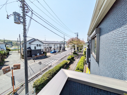 ≪2号棟　バルコニー眺望≫ お住まい探しは、家の良し悪しだけでなく周辺環境も重要なポイントです。ぜひ一度お客様の目でご覧ください。 　【府中市是政６丁目】／撮影日2025/04/17