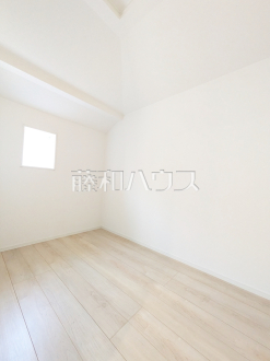 ≪2号棟　納戸≫納戸は収納としてだけでなくテレワークにも活用できます。クローズドな空間だから仕事にも集中できますね！　　【府中市是政６丁目】
／撮影日2025/04/17