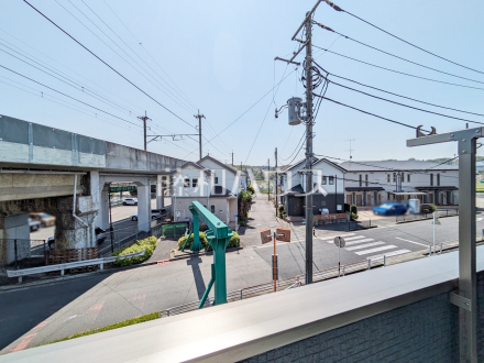 ≪2号棟　バルコニー≫周囲に高い建物のないエリアのため、空が大きく感じます。　【府中市是政６丁目】／撮影日2025/04/17