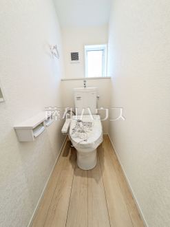 ≪2号棟　トイレ≫各階にトイレがあると、階段の上り下りをせずに済むため就寝時なども便利です。　　【府中市是政６丁目】
／撮影日2025/04/17