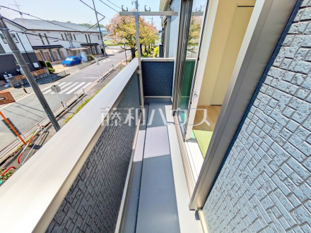 ≪2号棟　バルコニー≫ 居室から直接バルコニーへ出られる為、晴れた日は布団を干すことができます。  　【府中市是政６丁目】／撮影日2025/04/17