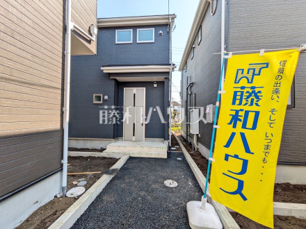 ≪2号棟　外観≫道路から奥まった住まいは、車や人通りも気にならずプライバシーの確保された住空間を保つことができます。 【府中市是政６丁目】／撮影日2025/03/23
