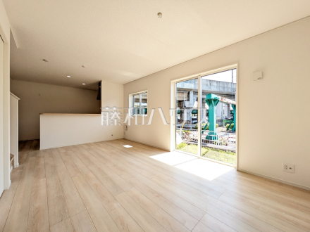 ≪2号棟　リビング≫リビングは南面のため、明るい空間で家族団らんを楽しんでいただけます。　　【府中市是政６丁目】
／撮影日2025/04/17