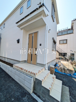 ≪3号棟　玄関≫玄関には防犯カメラがございます。防犯対策にも役立ちます。　【府中市是政６丁目】／撮影日2025/03/23
