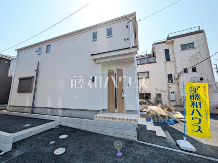 ≪3号棟　外観≫　白を基調とした明るめの配色で、柔らかくほっこりとした姿のマイホームです。暖かみのある木目も配し、優しい色使いでコントラストを抑え落ち着きある家を演出しています。【府中市是政６丁目】
／撮影日2025/03/23
