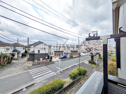 ≪4号棟　バルコニー眺望≫ 周辺は落ち着いた雰囲気の住宅地です。小さなお子様がいるご家庭も安心です。【府中市是政６丁目】 ／撮影日2025/04/07