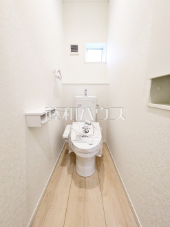 4号棟　トイレ　【府中市是政６丁目】
各階にトイレがあると、階段の上り下りをせずに済むため就寝時なども便利です。　／撮影日2025/04/07