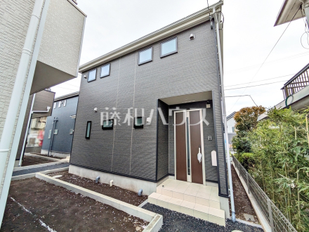 ≪4号棟　外観≫　玄関はお家の顔！植栽やガーデングッズなどを利用し、お客様をお出迎えする玄関アプローチをオシャレに飾ってみてはいかがでしょうか。【府中市是政６丁目】／撮影日2025/04/07