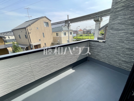 1号棟　バルコニー　【日野市大字日野】
インナーバルコニーは奥行が広く屋根もあるので、急な雨でお洗濯物が濡れてしまうのを防ぐことができます。／撮影日2025/04/18