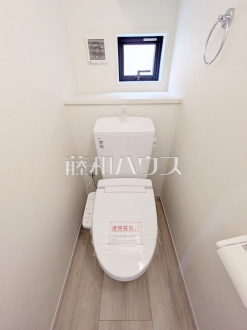 トイレはウォッシュレット付き、窓を設けた明るい空間で換気も可能　【練馬区南大泉１丁目】／撮影日2025/06/02