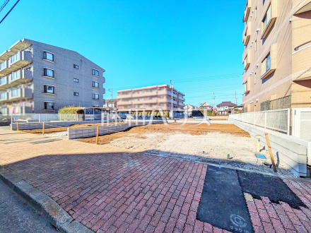 現場風景　【小平市栄町２丁目】前面道路幅がそれぞれ約6m・約12mあるので、全体としての見通しがよく、すれ違いや車を出し入れする際も安心です。
／撮影日2025/01/31
