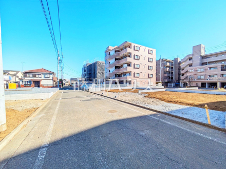 接道状況および現場風景　【小平市栄町２丁目】見学はしたいけど、なかなか時間が取れない・・・そんな方に出勤前や仕事終わりにマイホームを見学できるサポートをいたします。
／撮影日2025/01/31