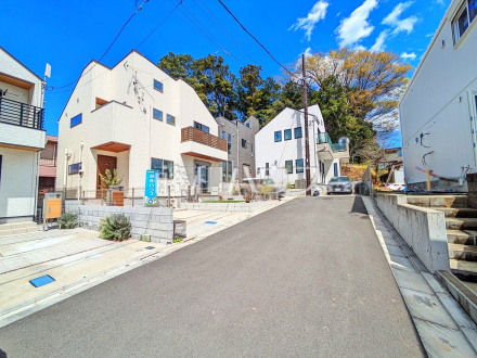 接道状況および現場風景　【国分寺市西町４丁目】周辺は落ち着いた雰囲気の住宅地です。小さなお子様がいるご家庭も安心です。　／撮影日2025/04/04