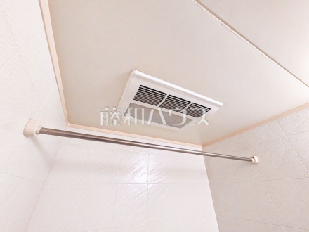 浴室乾燥機(浴室内上部)　雨の日の強い味方！浴室換気乾燥機付きユニットバスで洗濯物が乾かせます。 
／撮影日2025/06/02