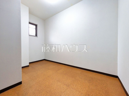 納戸は窓が控えめで日光の影響を受けにくく、洋服や本の日焼けを気にせず保管することができます。 【センチュリー東久留米】／撮影日2025/06/02