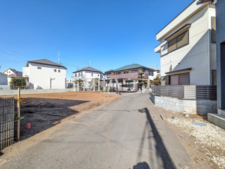 接道状況および現場風景　【国分寺市日吉町１丁目】整備された街区、近隣に広がる美しい自然たち。空間のみのこだわりだけではなく、ここに暮らす方々にとって素敵な環境や快適な暮らしを実現します。／撮影日2025/02/13