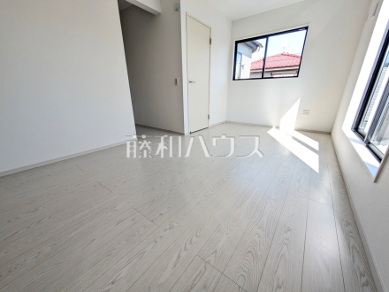 居室　【富士見市山室１丁目】
全居室角部屋仕様で2面採光を実現！お天気の良い日には窓を開けて換気もできるので気持ち良いですね。　／撮影日2025/02/28