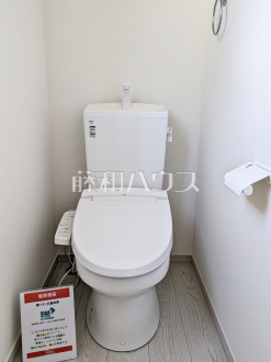 トイレ　【富士見市山室１丁目】
各階にトイレがあると、階段の上り下りをせずに済むため就寝時なども便利です。　／撮影日2025/02/28