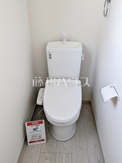 トイレ　【富士見市山室１丁目】
温水洗浄機能付きトイレで清潔にご使用いただけます。　／撮影日2025/02/28