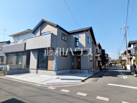接道状況および現場風景　【富士見市山室１丁目】 来客時や駐輪スペースとしても利用可能なカースペース2台可（車種による） のプラン。／撮影日2025/02/28