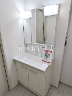 洗面室　【富士見市山室１丁目】
三面鏡付きの洗面台。鏡の裏にも収納があり、歯ブラシや化粧品等もすっきり収納できます。　／撮影日2025/02/28