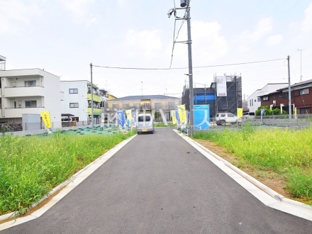 接道状況および現場風景　【国立市東３丁目】建築条件はございませんので、ライフスタイルに合わせた自由なマイホームづくりが可能です。　／撮影日2024/07/06