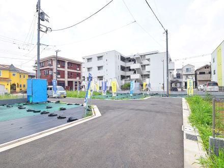 接道状況および現場風景　【国立市東３丁目】駅徒歩13～14分の好立地♪　約33坪以上のゆとりある敷地全9区画の街区が誕生！／撮影日2024/07/06